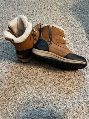 Koolaburra Tan and Black Women's Winter Zip & Strap Boots